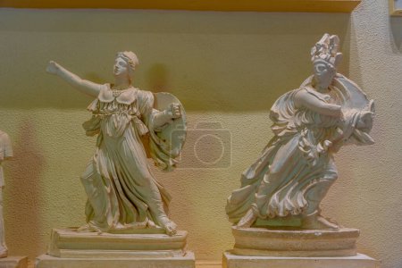 Foto de Epidavros, Grecia, 4 de septiembre de 2022: Colección de arte en el museo del antiguo Teatro en el Asclepieion de Epidaurus en Grecia. - Imagen libre de derechos