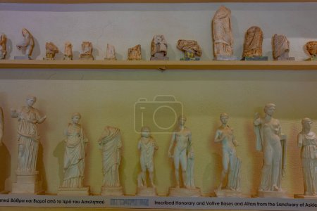 Foto de Epidavros, Grecia, 4 de septiembre de 2022: Colección de arte en el museo del antiguo Teatro en el Asclepieion de Epidaurus en Grecia. - Imagen libre de derechos