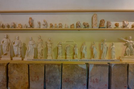 Téléchargez les photos : Epidavros, Grèce, 4 septembre 2022 : Collection d'art au musée du théâtre antique de l'Asclépiéion d'Epidaure en Grèce. - en image libre de droit