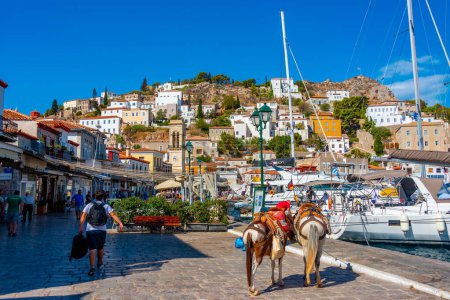 Foto de Hydra, Grecia, 5 de septiembre de 2022: Día de verano en el paseo marítimo en el puerto de Hydra en Grecia. - Imagen libre de derechos