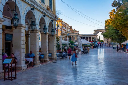 Téléchargez les photos : Kerkyra, Grèce, 11 septembre 2022 : Coucher de soleil sur la rue Liston dans le centre de Kerkyra, Corfou, Grèce. - en image libre de droit