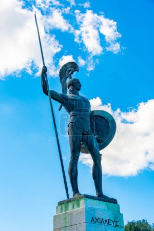 Foto de Kerkyra, Grecia, 12 de septiembre de 2022: Estatua de Aquiles en el Palacio de Achilleión en Corfú, Grecia. - Imagen libre de derechos