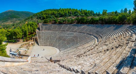 Foto de Epidavros, Grecia, 4 de septiembre de 2022: Teatro Antiguo en el Asclepieion de Epidaurus en Grecia. - Imagen libre de derechos
