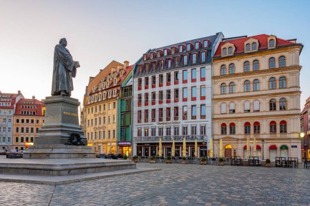 Foto de Dresde, Alemania, 7 de agosto de 2022: Vista del amanecer de una estatua de Martín Lutero en la plaza Neumarkt en Dresde, Alemania. - Imagen libre de derechos
