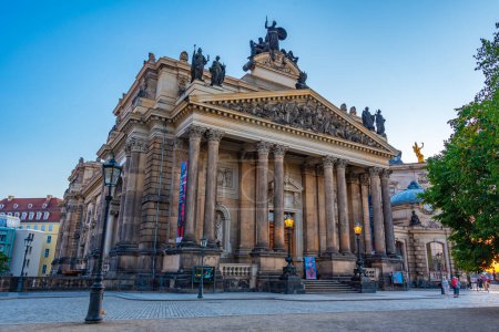 Téléchargez les photos : Dresde, Allemagne, 7 août 2022 : Coucher de soleil sur l'Académie des Beaux-Arts de Dresde, Allemagne. - en image libre de droit