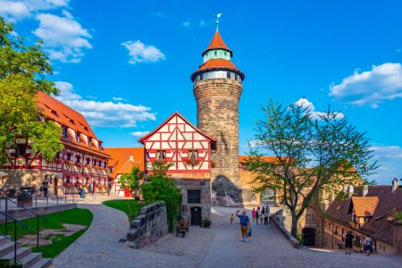 Foto de Nurnberg, Alemania, 9 de agosto de 2022: Patio del castillo de Kaiserburg en Nurnberg, Alemania. - Imagen libre de derechos