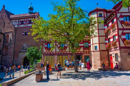 Foto de Nurnberg, Alemania, 11 de agosto de 2022: Patio del castillo de Kaiserburg en Nurnberg, Alemania. - Imagen libre de derechos