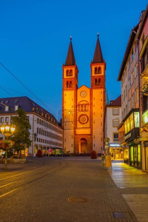 Téléchargez les photos : Wurzburg, Allemagne, 11 août 2022 : Coucher de soleil sur la cathédrale de Wurzburger en Allemagne. - en image libre de droit