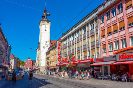 Téléchargez les photos : Wurzburg, Allemagne, 12 août 2022 : Vue d'une rue dans la vieille ville allemande Wurzburg. - en image libre de droit