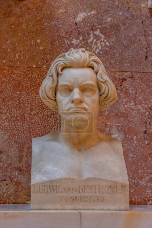 Foto de Ratisbona, Alemania, 13 de agosto de 2022: Ludwig van Beethoven - una de las figuras históricas dentro del monumento al Walhalla cerca de Ratisbona, Alemania. - Imagen libre de derechos
