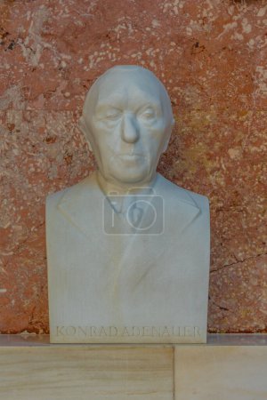 Foto de Ratisbona, Alemania, 13 de agosto de 2022: Konrad Adenauer - una de las figuras históricas dentro del monumento al Walhalla cerca de Ratisbona, Alemania. - Imagen libre de derechos