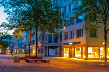 Foto de Ingolstadt, Alemania, 14 de agosto de 2022: Vista del amanecer de una calle comercial en la ciudad alemana Ingolstadt. - Imagen libre de derechos