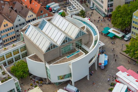 Foto de Ulm, Alemania, 17 de agosto de 2022: Vista aérea de la plaza Munsterplatz en la ciudad alemana Ulm. - Imagen libre de derechos