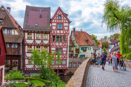 Téléchargez les photos : Ulm, Allemagne, 17 août 2022 : Bâtiments traditionnels dans le quartier des pêcheurs de la ville allemande Ulm. - en image libre de droit