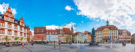 Téléchargez les photos : Cobourg, Allemagne, 10 août 2022 : Statue du prince Albert et Stadthaus sur la place Marktplatz à Cobourg, Allemagne. - en image libre de droit
