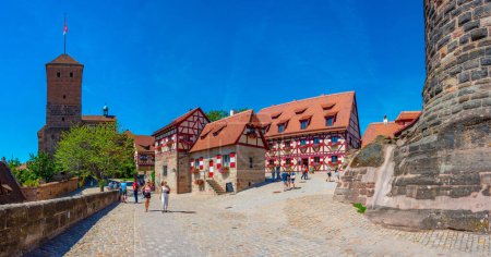 Foto de Nurnberg, Alemania, 11 de agosto de 2022: Patio del castillo de Kaiserburg en Nurnberg, Alemania. - Imagen libre de derechos