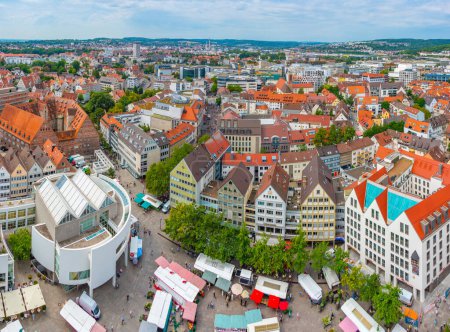 Foto de Ulm, Alemania, 17 de agosto de 2022: Vista aérea de la plaza Munsterplatz en la ciudad alemana Ulm. - Imagen libre de derechos