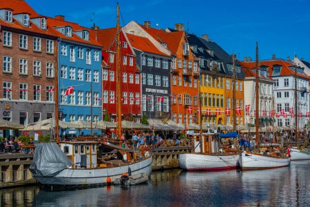 Foto de Copenhague, Dinamarca, 23 de junio de 2022: Vista del antiguo puerto de Nyhavn en el centro de Copenhague, Dinamarca.. - Imagen libre de derechos