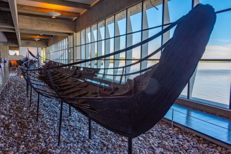 Foto de Roskilde, Dinamarca, 23 de junio de 2022: Barcos vikingos excavados en el Museo de Barcos Vikingos en Roskilde, Dinamarca. - Imagen libre de derechos