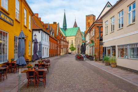 Foto de Ribe, Dinamarca, 18 de junio de 2022: Calle que conduce a la catedral de Ribe en Dinamarca. - Imagen libre de derechos