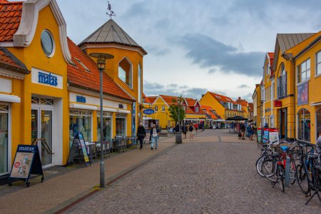 Foto de Skagen, Dinamarca, 15 de junio de 2022: Calle colorida en la ciudad danesa Skagen. - Imagen libre de derechos