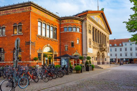 Téléchargez les photos : Aarhus, Danemark, 14 juin 2022 : Coucher de soleil sur le théâtre Aarhus au Danemark. - en image libre de droit