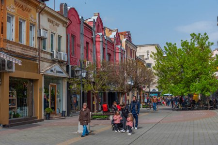Téléchargez les photos : Pazardjik, Bulgarie, 22 avril 2022 : Vue d'une rue dans le centre de Pazardjik, Bulgarie. - en image libre de droit