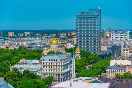 Foto de Riga, Letonia, 24 de junio de 2022: Vista aérea del monumento a la libertad en la capital letona Riga. - Imagen libre de derechos