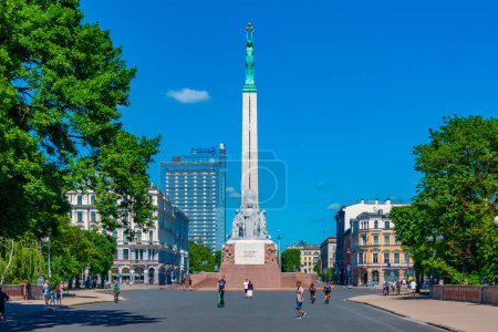 Téléchargez les photos : Riga, Lettonie, 24 juin 2022 : Les gens marchent à côté du monument de la Liberté à Riga, Lettonie. . - en image libre de droit