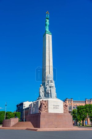 Téléchargez les photos : Riga, Lettonie, 24 juin 2022 : Les gens marchent à côté du monument de la Liberté à Riga, Lettonie. . - en image libre de droit