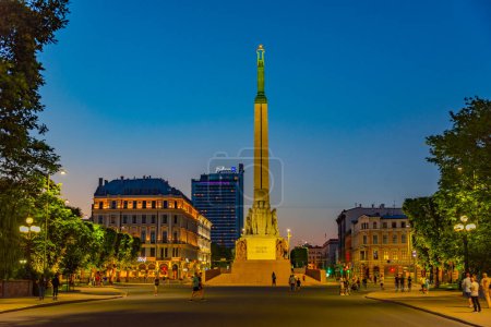 Téléchargez les photos : Riga, Lettonie, 24 juin 2022 : Coucher de soleil sur le monument de la Liberté à Riga, Lettonie. . - en image libre de droit