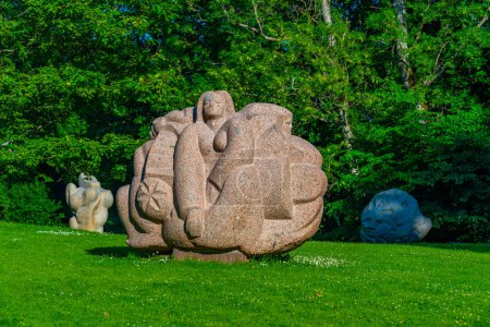 Foto de Turaida, Letonia, 25 de junio de 2022: Esculturas en la reserva del museo Turaida en Letonia. - Imagen libre de derechos