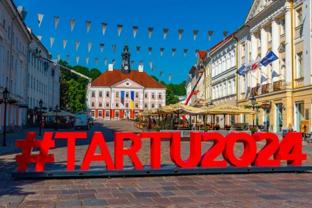 Foto de Tartu, Estonia, 27 de junio de 2022: Plaza del Ayuntamiento de Tartu. - Imagen libre de derechos