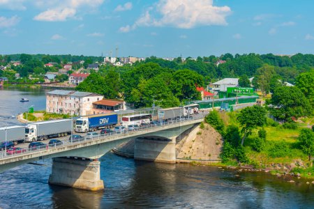 Téléchargez les photos : Narva, Estonie, 28 juin 2022 : Pont sur la rivière Narva faisant une frontière entre la Russie et l'Estonie. - en image libre de droit