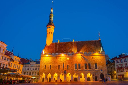 Téléchargez les photos : Tallinn, Estonie, 29 juin 2022 : Vue de nuit de la mairie dans la vieille ville de Tallinn, Estonie.. - en image libre de droit