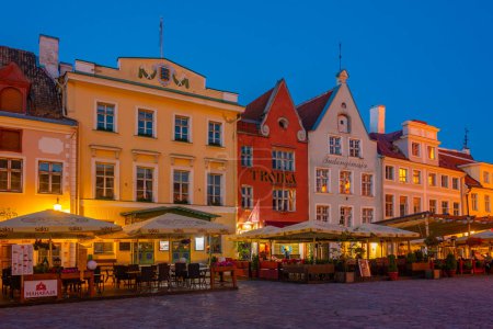 Téléchargez les photos : Tallinn, Estonie, 29 juin 2022 : Vue de nuit des restaurants entourant la place de la mairie dans la vieille ville de Tallinn, Estonie.. - en image libre de droit