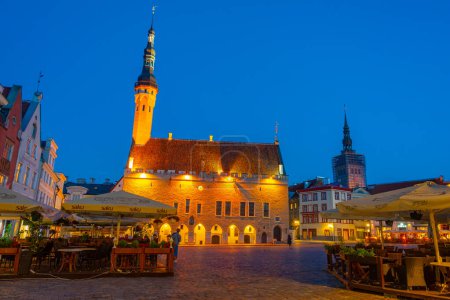 Téléchargez les photos : Tallinn, Estonie, 29 juin 2022 : Vue de nuit de la mairie dans la vieille ville de Tallinn, Estonie.. - en image libre de droit