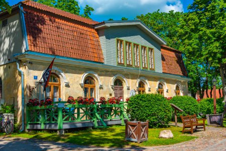 Téléchargez les photos : Kuldiga, Lettonie, 3 juillet 2022 : Anciennes maisons dans le village letton Kuldiga. - en image libre de droit