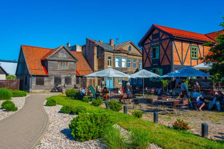 Foto de Liepaja, Letonia, 3 de julio de 2022: La gente disfruta de un día soleado en una terraza de un restaurante en Liepaja, Letonia. - Imagen libre de derechos