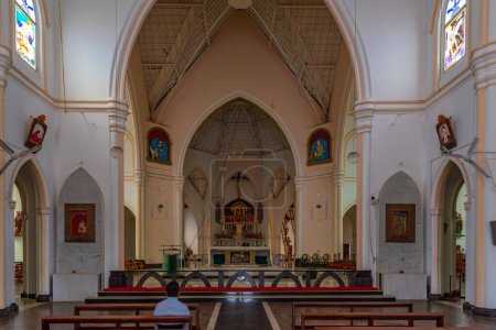 Téléchargez les photos : Negombo, Sri Lanka, 13 février 2022 : Intérieur de l'église Saint-Sébastien à Negombo, Sri Lanka. - en image libre de droit