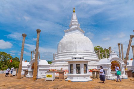 Téléchargez les photos : Anuradhapura, Sri Lanka, 9 février 2022 : Thuparamaya Dagaba à Anuradhapura au Sri Lanka. - en image libre de droit