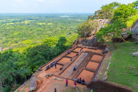 Foto de Sigiriya, Sri Lanka, 5 de febrero de 2022: Vista de las ruinas de la fortaleza rocosa Sigiriya en Sri Lanka. - Imagen libre de derechos