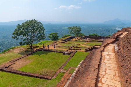 Foto de Sigiriya, Sri Lanka, 5 de febrero de 2022: Vista de las ruinas de la fortaleza rocosa Sigiriya en Sri Lanka. - Imagen libre de derechos