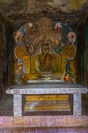 Téléchargez les photos : Kandy, Sri Lanka, 2 février 2022 : Intérieur du temple Gadaladeniya près de Kandy, Sri Lanka. - en image libre de droit