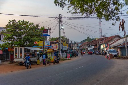 Foto de Tissamaharama, Sri Lanka, 24 de enero de 2022: Vista de una calle concurrida en Tissamaharama, Sri Lanka. - Imagen libre de derechos