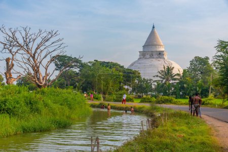 Téléchargez les photos : Tissamaharama, Sri Lanka, 24 janvier 2022 : Tissamaharama Stupa at Sri Lanka. - en image libre de droit