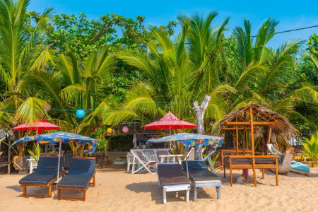 Téléchargez les photos : Tangalle, Sri Lanka, 24 janvier 2022 : Restaurant de plage à la plage de Medaketyia au Sri Lanka. - en image libre de droit