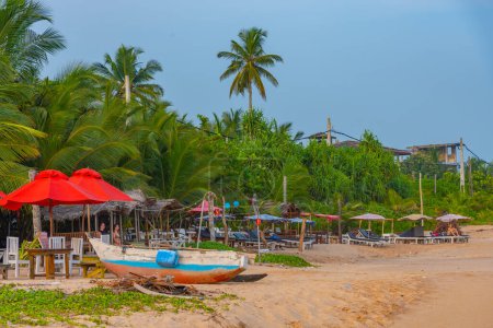 Téléchargez les photos : Tangalle, Sri Lanka, 23 janvier 2022 : Journée ensoleillée à la plage de Medaketyia au Sri Lanka. - en image libre de droit