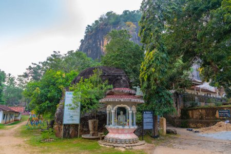 Foto de Tangalle, Sri Lanka, 23 de enero de 2022: Mulkirigala rock temples at Sri Lanka. - Imagen libre de derechos
