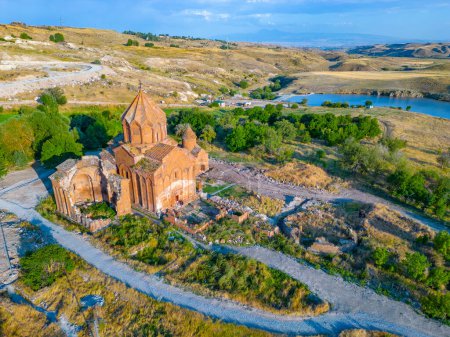 Coucher de soleil sur l'église de Marmashen en Arménie